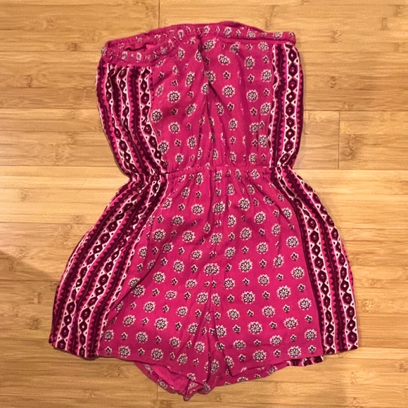 Hollister Strapless Magenta Patterned Romper (M) - Picture 2 of 2